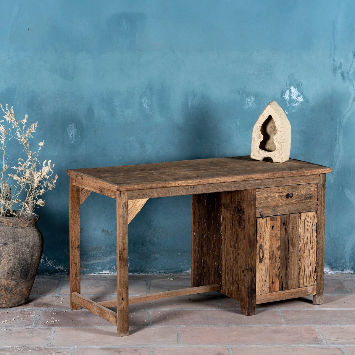 wooden bar stools,
small console table,
side tables for living room,
white console table,
living room table,
living room,
vintage furniture,
wood console table,
small tv stand,
tv console cabinet,
rattan console table,
living room table,
