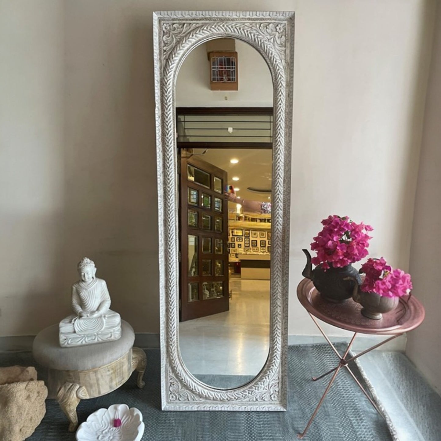 Jharokha mirror frame with a large vintage mirror, beautifully carved with intricate wood designs. This vintage mirror is perfect for any room, bringing a touch of antique style to your space. It’s ideal for vintage bathrooms or as a decorative piece in a hallway with its elegant, large size and carved wooden detailing.