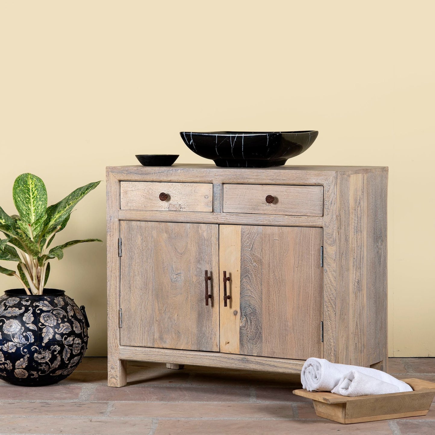 furniture,
solid wood cabinet,
vintage cabinet,
carved cabinet,
luxury cabinet,
home furnishings,
furniture stores near me,