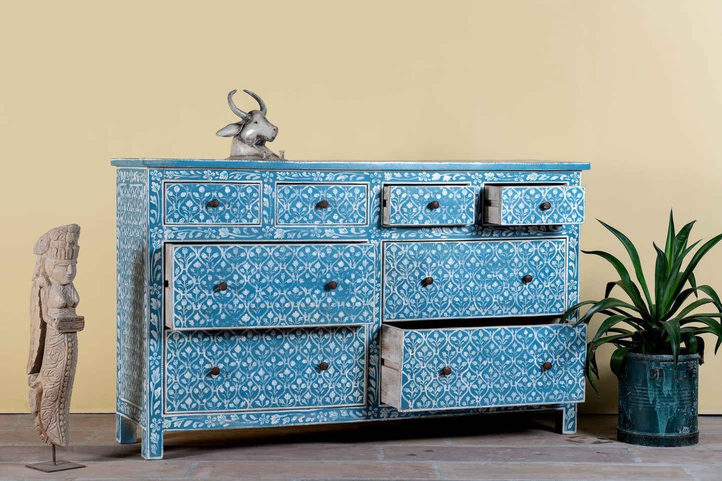 cabinet,
living room storage,
tv unit,
long cabinet,
solidwood sideboard,
living room furniture,
console storage,
vintage style cabinet,
carved cabinet,