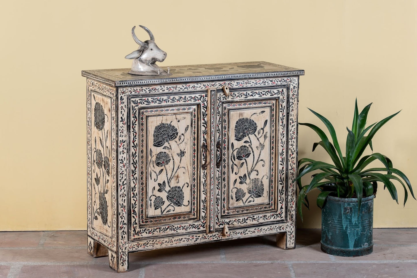 
cabinets,
living room furniture,
furniture,
solid wood cabinet,
vintage cabinet,
