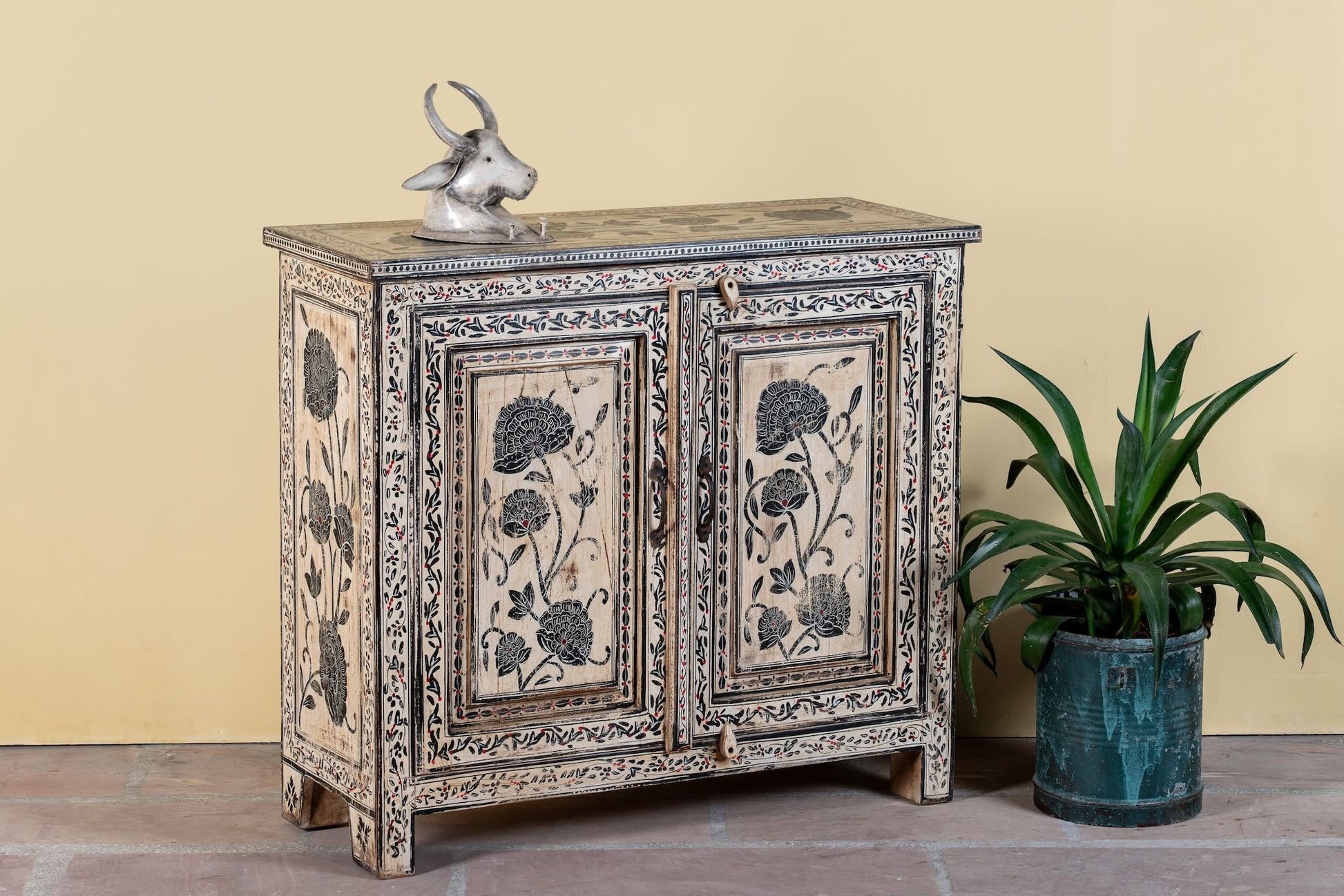 
cabinets,
living room furniture,
furniture,
solid wood cabinet,
vintage cabinet,