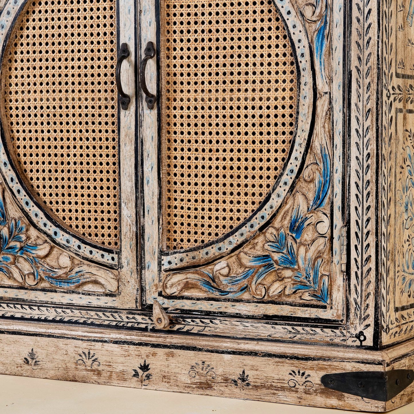 carved cabinet,
luxury cabinet,
home furnishings,
furniture stores near me,
garden furniture,
bathroom vanity,
console table,
chest of drawers,