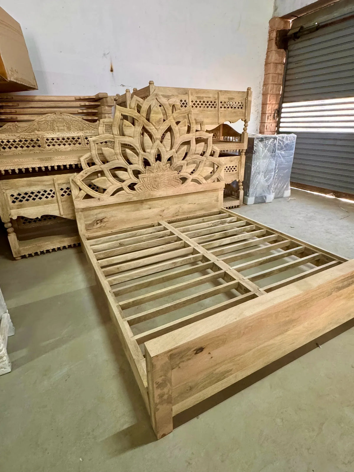 bedroom furniture,
carved bed,
antique bedroom,
king size bed,
bed frame,
bedroom sets,
double bed,
king size bed frame,